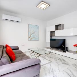 Cosy Apartment steps to St George's Bay