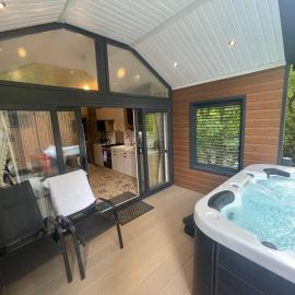 P76 - Riverside Family Pod with Hot Tub, Hotel in Bethesda