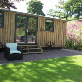 Little Acorn - Luxury shepherd's hut / lodge with private hot tub and garden, hotel in Llanfyllin