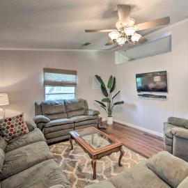 Lakefront Mabank Gem w/ Sunset Views: Pets Welcome, hotel sa Mabank