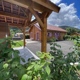 Chalet Le Familial - SPA & SAUNA - Serviettes - Peignoirs - Lits faits - Ménage inclus, khách sạn ở Rochesson