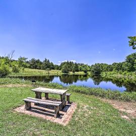 Stunning Oklahoma Home ~ 3 Mi to Spiro Mounds，Pocola的飯店