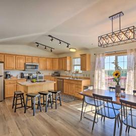 Red Lodge Townhome w/ Hot Tub & Mountain Views!, hotel din Red Lodge