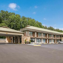 Quality Inn & Suites Mt Chalet, hotell sihtkohas Clayton