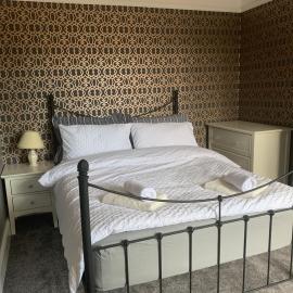 House - Sleeps up to 8 people & free parking