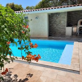 Dépendance et chambre avec piscine et jardin privés sans vis-à-vis