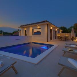 Villa QUARNARO with heated pool, hotel u Omišlju