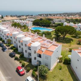 Renovated Algarve Apartments with Pool, hotel in Armação de Pêra