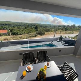 Villa Madison, Spacious Sea View Apartments Near Zadar with heated pool, hôtel à Posedarje