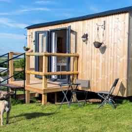 Shepherds hut with hot tub, hotel in Bodmin