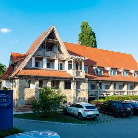 Balatonfői Yacht Club, hotel di Balatonkenese