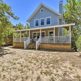 Classic Chesapeake Beachside Cottage w/ Porch!, hôtel à Norfolk