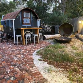 Gypsy Van Tiny House with Unique Outdoor Bathroom, WIFI & Firepit – hotel w mieście Coodanup