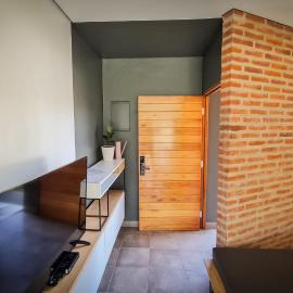 Casa D, moderna de 2 habitaciones con jardín en barrio de profesionales, hotel u gradu 'San Salvador de Jujuy'