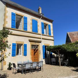 Belle maison bourbonnaise du 18e siècl au cœur d'un village pittoresque avec jardin