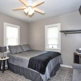 CHERRY ST LITTLE LOVE HOUSE* SHOP*DINE* RT 66*EXPO CENTER*BOK*DOWNTOWN, hotel em Tulsa