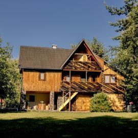 Birtok Houses - Big house with 3 bedrooms, hotel in Borzont