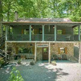 Buckner’s Getaway! Close to town, lake and river!, hotel di Bryson City