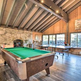 Elegant Mountain-View Condo < 1 Mi to Lifts!, hotel in Mammoth Lakes
