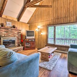 Game Room & Fire Pit: Tree-Lined Pocono Lake Cabin, hotel u gradu Pocono Lake