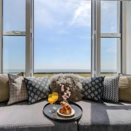 Beachfront Studio with Sea Views & AC, The Compact Coastal Crib, hotel in Littlestone-on-Sea