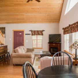 Twin Owls Lodge, Great for families Master bedroom, Loft, full kitchen, Dogs OK