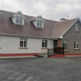 Spacious 6-Bed House 10 minutes from Knock Airport, hotel Ballaghaderreenben