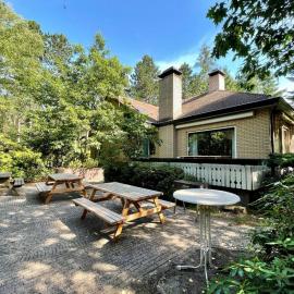 Family villa w Trampoline, Pool, hotel in Doornspijk