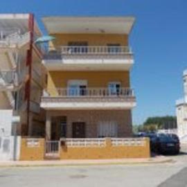 4 Bedrooms Apartment - 2 Mins Walk to Seafront, hotel en Piles