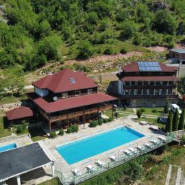 Etno Selo VRELO & Camping, hótel í Berane