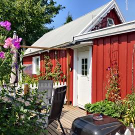 Lillstugan - Centralt och havsnära i lugnt villområde, Hotel in Falkenberg