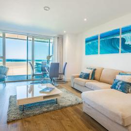 Luxury beach apartment, hotel in Perranporth