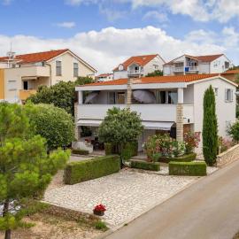 Beautiful Apartment In Mandre With Wifi