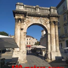 Roman Arch- low budget doublebed room in top center