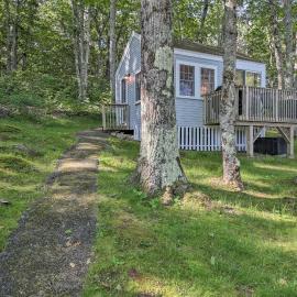Lush Edgecomb Studio Cottage with Fire Table!