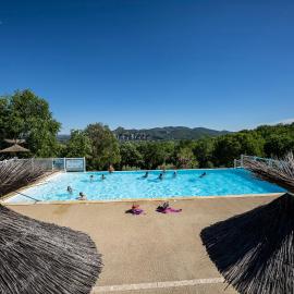 Charmant camping Familiale 3 Etoiles vue 360 plage piscine à débordement empl XXL, Hotel in Labeaume