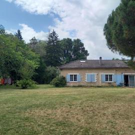Maison au calme sur une propriété de 40 hectares, hotelli kohteessa Bassillac