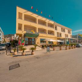 Hotel Riva Del Sole، فندق في تشفالو