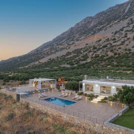 Villa Of the Hill with Heated Pool, BBQ & Kids Playground, hotel u gradu Kavoúsion
