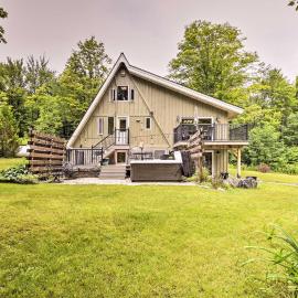 WFH-Friendly Cabin w/ Saltwater Hot Tub in Warren – hotel w mieście Warren