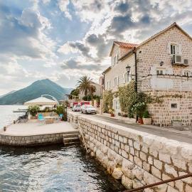 Luxury 6 bedroom house on waterfront, hotel di Perast