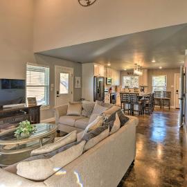 Hot Tub & Fire Pit! Cozy Granbury Escape Near Lake, ξενοδοχείο σε Granbury