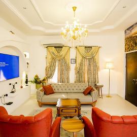 Kiki's Home and Apartments, hotel en Magboro-Akeran