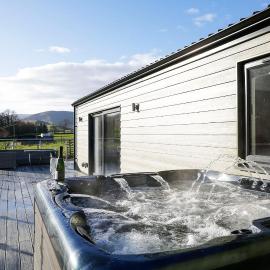 Castlehill cabin with a hot tub, hotell sihtkohas Peebles