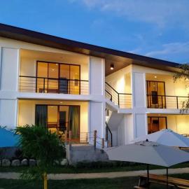 The Boathouse at Calatagan, hotel di Sipating
