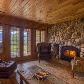 Log Home with Lake View and Backyard, hotel u gradu 'Invermere'