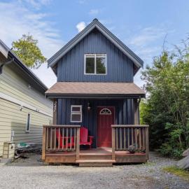 Bear Coast, Cabin with Hot Tub, Patio, and Waterview