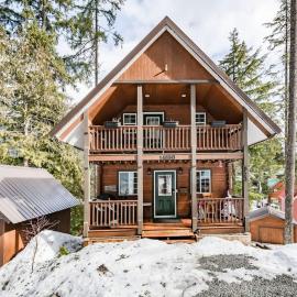 Viesnīca Whiskey Jack, 4 Bedroom Cabin with Outdoor Firepit pilsētā Sunshine Valley