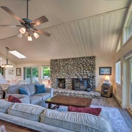 House w/ Balcony ~ 5 Mi to Cranmore Resort!, hotel a Bartlett