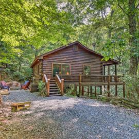 'Bigfoot's Hideout' in Blue Ridge w/ Hot Tub!, hotel in Blue Ridge